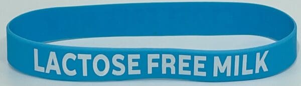 A close up of the words " lose free " on a blue wristband.