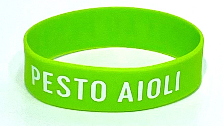 A green bracelet with the word " presto aiolo ".