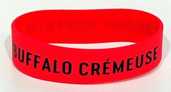 A red bracelet with the words " malo crème ".