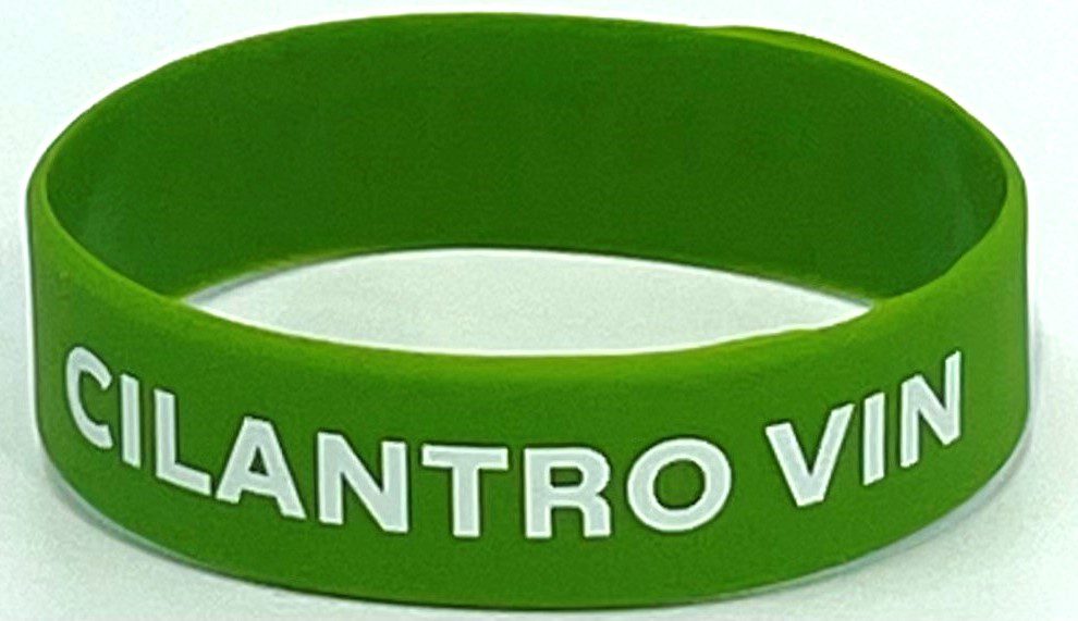 A green bracelet with the word " santro ve ".