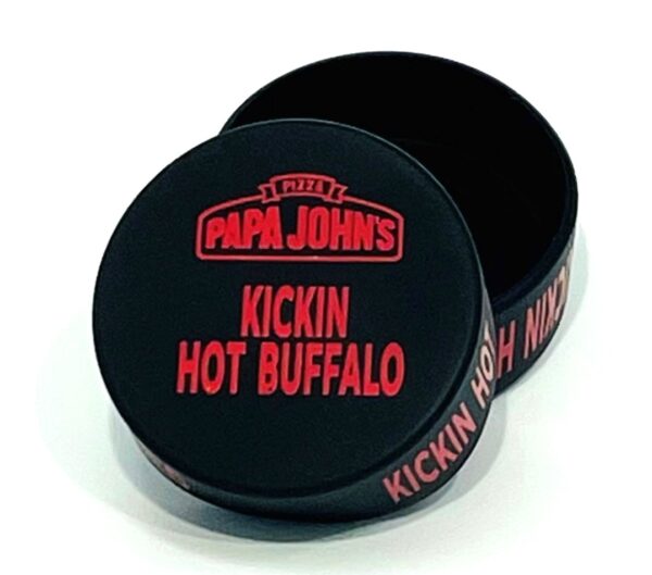 A black box with the words " kickin hot buffalo ".