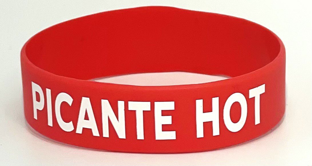 A red bracelet with the word " encante hoy ".