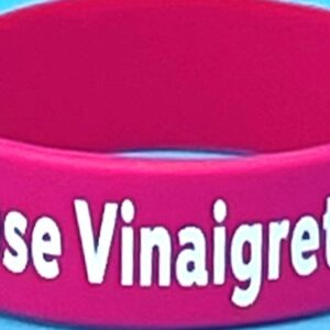 A pink wristband with the words " cause vinaigrettes ".