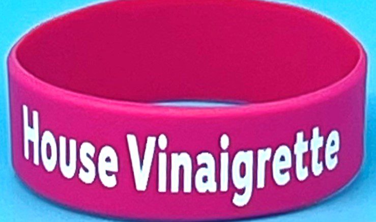 A pink wristband with the words " cause vinaigrettes ".