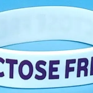 A close up of a wristband with the words " octocose free ".