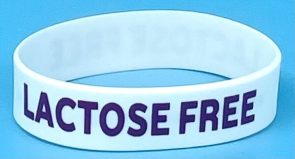 A close up of a wristband with the words " octocose free ".