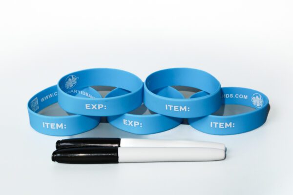 A group of blue bracelets with the word " stem ".